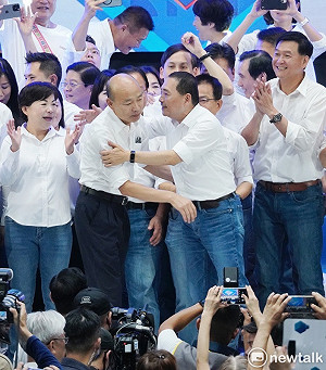 全代會「尊韓」！侯友宜3抱韓國瑜 邱毅：積怨不是靠一次表演可解決