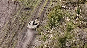 （影）蛤 他們不投降？派坦克！ 烏坦克碾壓陣地 俄軍如「小兔子」忙逃竄