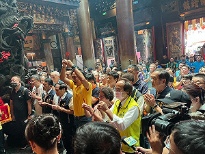 表態參選2024？郭台銘彰化參香 附和喊出「選人不選黨」
