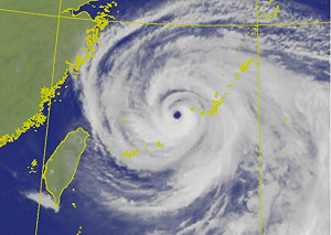 卡努颱風「慢遊」沖繩！16級風狂掃那霸影像曝光 全縣1/3用戶停電
