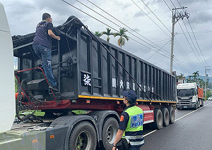 北土南送 嘉縣攔查扣留6輛非法載運車