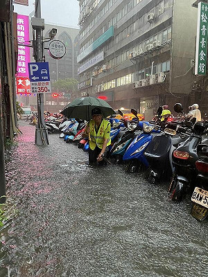 台北大雨淹水釀災 議員籲北市府別只會交報告敷衍：民眾災損跟誰求償？