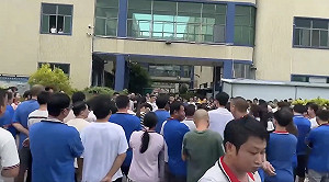 （影）要遷廠當天才通知員工強制配合 東莞員工不滿集結廠區罷工