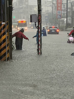 陳其邁臉書被灌爆! 高雄暴雨狂炸 多處淹水 市民怒喊「放豪雨假」!