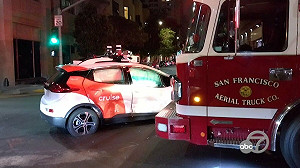 載客撞消防車、路中拋錨...美國無人駕駛計程車營運一周釀 10 起事故
