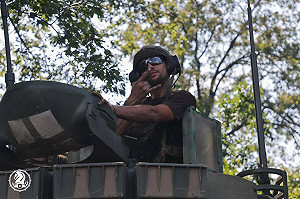 (影) 烏軍開始砲轟托克馬克！M2步戰車助撤離居民 海馬斯摧毀俄電戰車