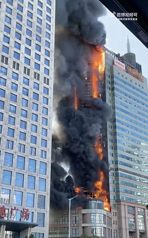 （影）天津新天地大廈遭惡火吞噬 消防隊急派284人搶救 傷亡不明
