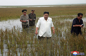 太胖陷泥裏? 金正恩視察水災 批評官員尸位素餐 氣到當場開除局長