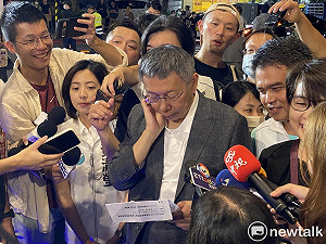 柯文哲台下站近半小時聽「郭台銘凍蒜」 柯郭幕僚就到場時間隔空交火