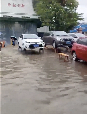 （影）這是花了150億治水的海綿城市? 暴雨襲廣東 居民洪水划龍舟苦中作樂遭禁播