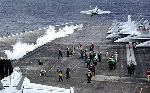 (影) 願開放3千億桶原油? 屈服美軍武力 馬杜洛高唱：和平、和平、和平