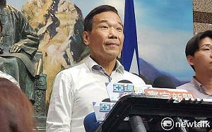 自嘲要戴錫欽帶他植晶片  遭李貞秀嗆是狗不是人 鍾小平反擊：我把毛小孩當人來看！