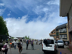 富士山擠爆了! 400萬遊客造訪「過度旅遊」 官員直喊：山在痛苦尖叫!