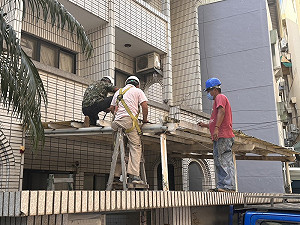 為平違建風波 柯媽自拆頂樓無奈嘆：我們是民，沒辦法啊！