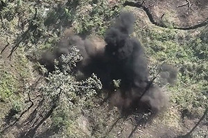 (影) 俄軍躲戰壕 大砲打不著! 烏軍用無人機丟炸彈轟出俄兵 砲兵再精準收拾