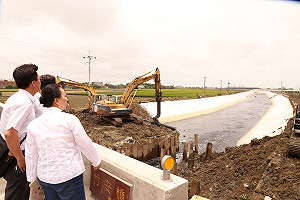 防豪雨釀災 張花冠視察護岸改善工程