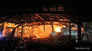屏東科技園區爆炸火勢畫面曝！仍有至少4人受困中 高雄市消防局9車馳援