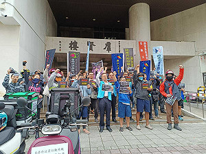 平台頻砍薪酬「2單變40元」 外送員齊聚立院外要專法