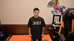 Toyz直播下跪道歉！為開箱影片「1錯誤」磕頭：超哥對不起