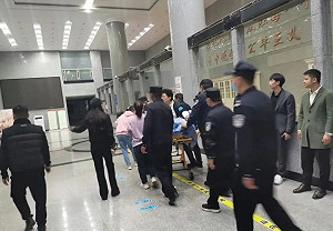 關門、放狗! 雲南律師手機被偷與法警爭執 竟被拖到「小黑屋」後心臟病發