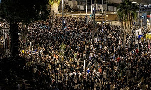 (影) 以色列特拉維夫爆示威潮 數千人湧上街頭要求釋放囚犯