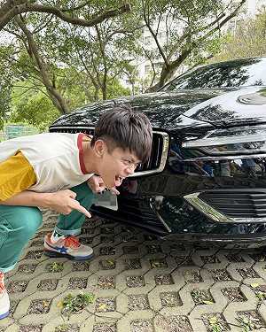 二伯弟新車「被狗咬破洞」！慘況曝光網笑：牙齒也太硬