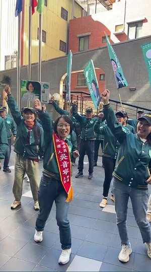 吳音寧登記參選彰化立委 和支持者大跳「510之歌」氣氛熱絡