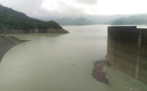 雷雨彈炸台南 水庫滿檔溢流放水 籲民眾遠離河床
