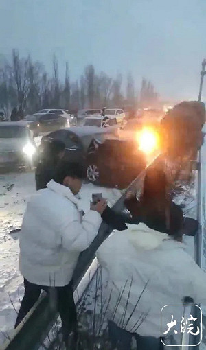 山西高速路40車追尾 事故車綿延一公里! 大雪影響 安全氣囊有血跡...