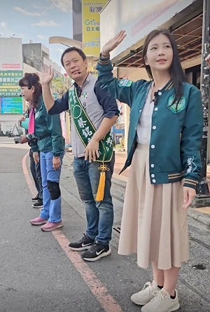 鄭家純陪蔡銘軒赴市場拜票 喊下架藍委馬文君
