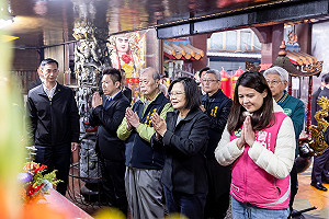 小英陪曾柏瑜赴咸亨宮參拜祈福 曾：「即使困難也堅持對的事」