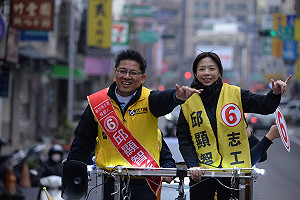 洪慈庸不畏身分敏感 力挺邱顯智「為無依無靠的人而存在」