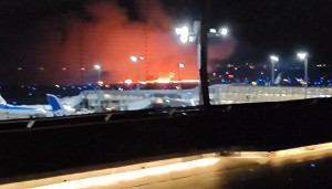 快訊》日航班機羽田機場爆炸！疑降落後撞海上保安廳飛機 NHK：379人已全數撤離