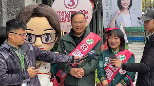 首場巷戰合體謝佩芬 王義川展現高人氣：眼神對到 票就是我的！