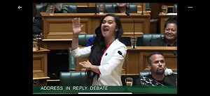 (影) 看我「祖靈」的厲害！抗議遭歧視 最年輕紐西蘭毛利女議員大跳戰舞