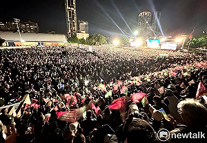 現場直擊》爆了！爆了！民進黨選前之夜支持者擠爆現場並外溢週遭道路