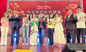 和李彥秀、黃珊珊燦笑合照 高嘉瑜：內科大家庭