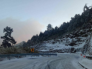 積雪結冰未融！公路局：武嶺至松雪樓 建議四輪傳動 雪鏈