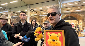 維尼畫像、玩偶現身倫敦車站 網紅鋼琴家出招反制小粉紅 民眾包圍搶拍