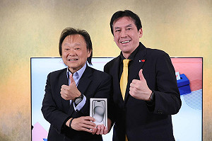 黃暐瀚兌現承諾送iPhone 15 王世堅樂喊「會加Line了！」 遭幕僚吐槽「已知用火」