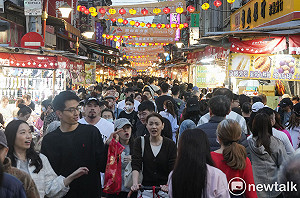 現場直擊》走過路過不要錯過！春節前最後週末 台北年貨大街人潮爆棚