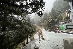 玉山積雪厚度達10公分！玉山國家公園：登山備妥雪地裝備