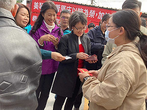 民眾排隊逾百公尺！蕭美琴返鄉拜年發放小福袋