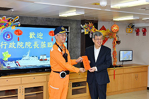 春節視察新竹艦慰勉海巡同仁 陳揆：持續挹注資源優化執法環境