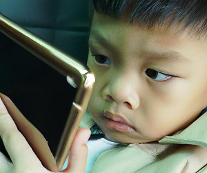 幼童玩3C太傷眼！國健署提「護眼三招」：每年視力定檢1至2次