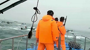 不滿執法過硬釀死傷？網傳中國漁船集體報復衝撞 海巡署駁斥造假：「2020年的畫面」