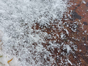 強烈大陸冷氣團來襲 玉山北峰下冰珠