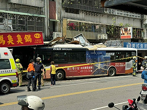 北市公車撞進三媽臭臭鍋！肇事原因曝光 首都客運道歉