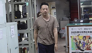 邋遢衝警局!汪小菲「鹹菜T-Shirt」被起底！售價1.85萬