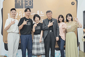 柯文哲賣「7:30」T恤 他翻出8年滿意度調查譏「沒有成績，只有成衣」